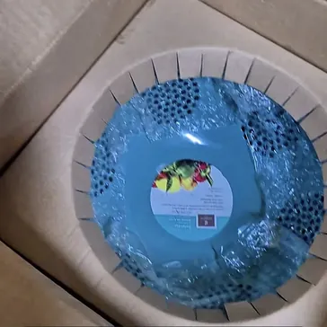 وعاء فاكهة معدني أنيق مع قاعدة ثابتة